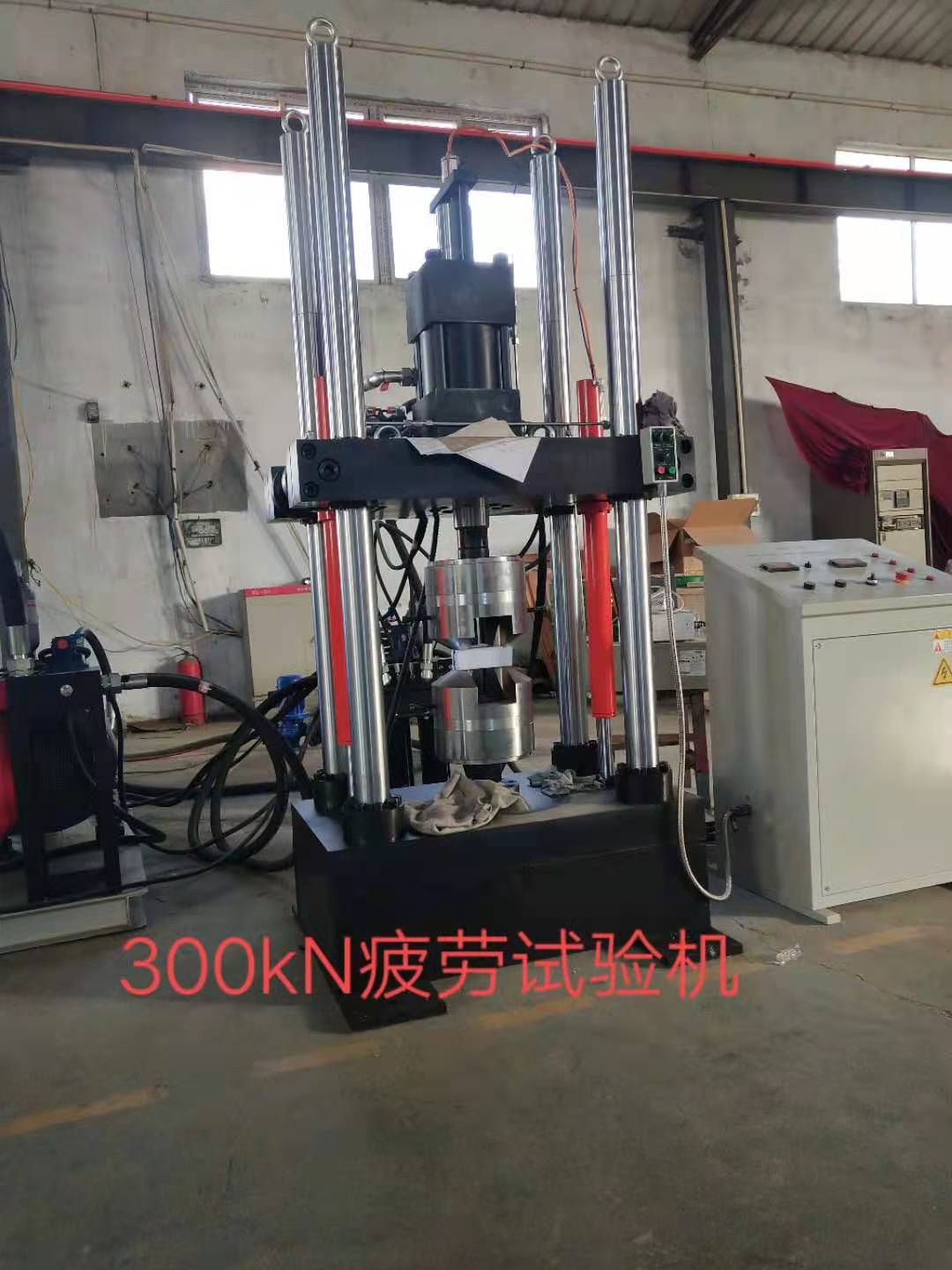 濟(jì)南新時代試金試驗機(jī)廠出口俄羅斯、30噸疲勞試驗機(jī)
